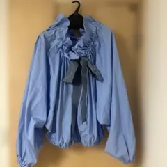 【未使用美品_PATOU】フリル付きライトブルーシャツ 38のサムネイル