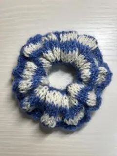 シュシュ ヘアアクセサリー ハンドメイド 編み物 青 白 ボーダー