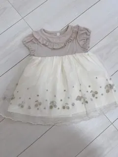 ベビー ワンピース フリル付き 90cm ページュ　アイボリー　さくらんぼ