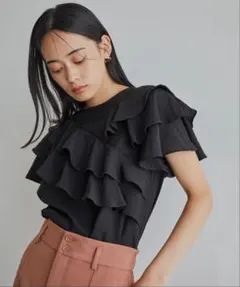 【新品タグ付き】VIS フリルティアードブラウス(ブラック)