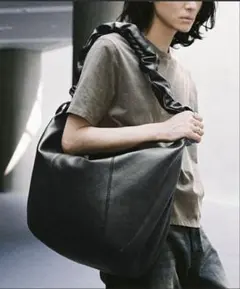 フリルストラップ ブラックレザーショルダーバッグ