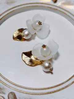 ハンドメイド ホワイトフラワーとコットンパールのイヤリング
