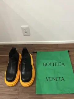 美品✨定価約20万BOTTEGA VENETA タイヤブーツ ブラックイエローのサムネイル