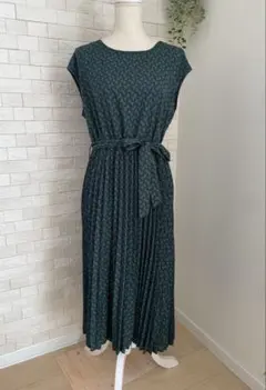 ダークグリーン プリーツワンピース