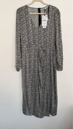 ZARA黒と白のパターン Vネックワンピース Lサイズ　前スリット