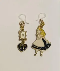 12.可愛い女の子とトランプのデザインの金属製ピアス　樹脂ピアス　プレゼント仕様