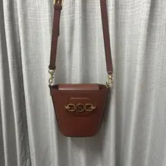 GUESS ブラウンショルダーバッグ ロゴ付き