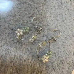 花モチーフ フープピアス グリーン系