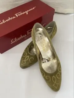 Ferragamo 黄緑 スエードローヒールパンプス