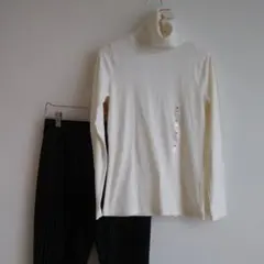 2点GUホワイトタートルネックとストライプパンツセット