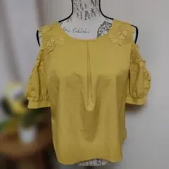 Bye Bye 半袖 肩開きブラウス マスタードイエロー 花柄レース（美品）のサムネイル