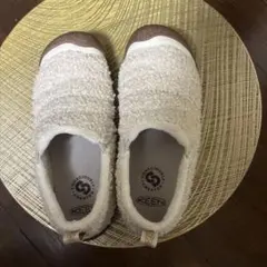 【美品】KEEN ボア スリッポン シューズ ホワイトのサムネイル