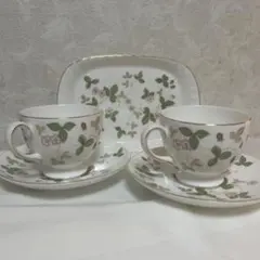 WEDGWOOD ワイルドストロベリー カップ　ソーサー　2セット& トレイ
