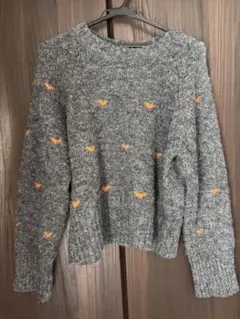 グレー ニットセーター オレンジハート模様