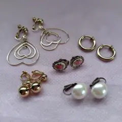 多様なデザインのイヤリングセット