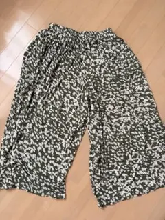 オリーブグリーンとホワイト模様 カジュアルパンツのサムネイル
