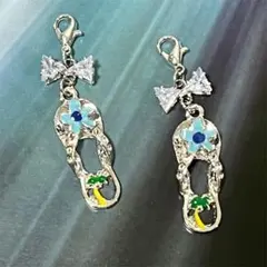 ♡handmade♡2個セットサンダルのチャーム 〈シルバー系サンダル&青いお花