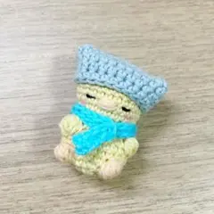 ネコ耳帽子とマフラーををつけた寒がりひよこ