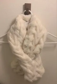 【美品】アイボリー ファー風マフラー 編み込みデザイン