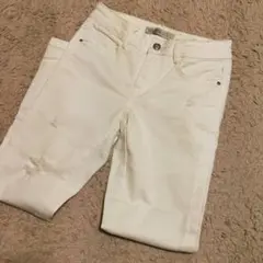 ZARAのレディースダメージ白ジーンズパンツ
