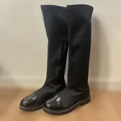 黒のジッパー付きロングブーツ