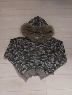 迷彩柄ファー付きクロップドパーカー