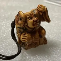時代提物人物根付 天然素材 在銘【雄牛の背で一休みする牧童】高3.4cm