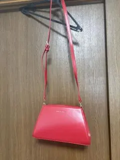 赤い三角形ショルダーバッグ