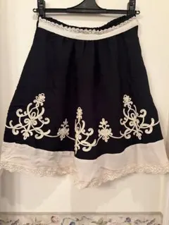 axes femme 刺繍入りフレアスカート ブラック×ホワイトのサムネイル