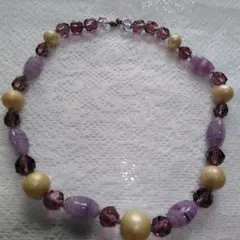 紫と金色のビーズネックレス