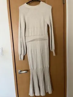 ベージュ ニットワンピース 長袖 フレア