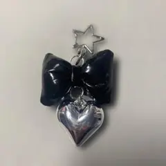 黒いリボンとシルバーのハートのキーホルダー