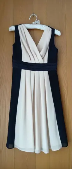 黒とベージュのVネックパーティードレス