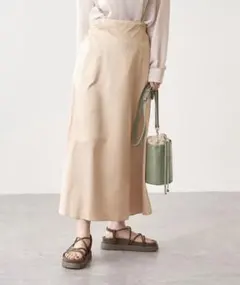 肩ひもサテンスカート