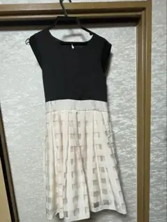 黒・白 スリーブレス Aラインドレス