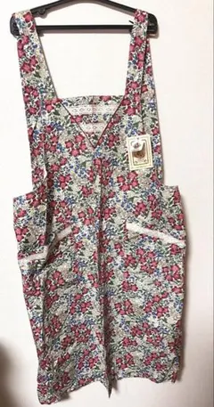新品タグ付き　リバティ　花柄エプロンのサムネイル