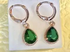 エメラルド色　クリスタルピアス