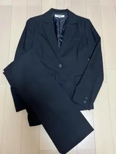 ナチュラルビューティーベーシック　黒　パンツスーツ