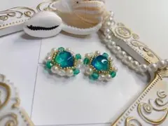 エメラルドグリーンの耳飾りピアスorイヤリング