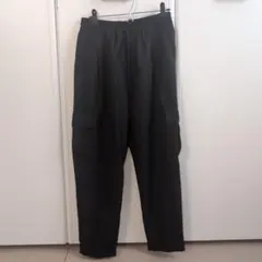 黒いカーゴパンツ ゴムウエスト サイドポケット付き