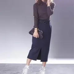 スリット入りタイトスカート