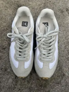 値下げ！美品！VEJA ホワイト/グレー ランニングシューズのサムネイル
