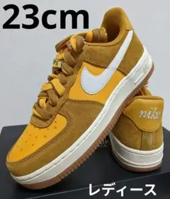 ナイキエアフォース1 07 SE ファーストユーズ ユニバーシティゴールド 23