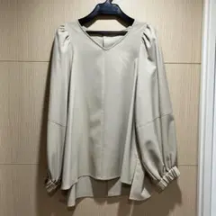 新品未使用　ドロワットロートレアモン　ベージュ Vネック パフスリーブ トップスのサムネイル