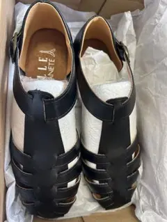 レザー ストラップ付きサンダル 黒と白