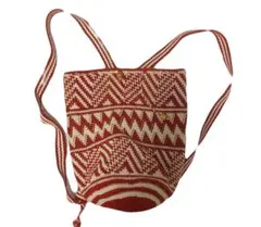 赤と白の編み物バックパック