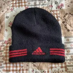 adidas ニット帽 黒 赤 三本ストライプ