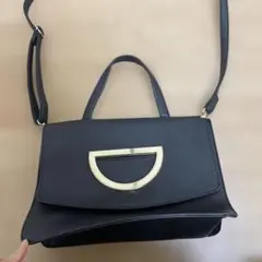 黒いフラップショルダーバッグ