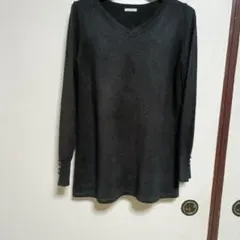黒 Vネック 薄手長袖ニット