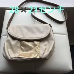 niko and... ショルダーバッグ　グレー　白　ゴールド　横幅28✖️縦21